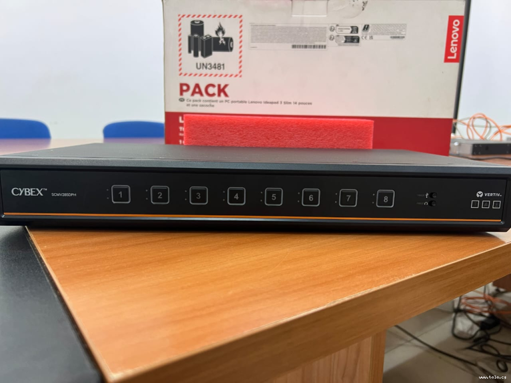 Commutateur de sécurité de type KVM (Keyboard, Video, Mouse) hautement sécurisé, le Vertiv Cybex SC Universal DP/H Secure 8-Port MV KVM CAC PP4.0 (modèle SCMV285DPH).